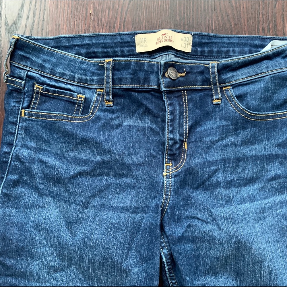 Blue skinny jeans.